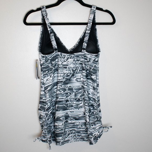 TYR Women's Lucid V-Neck Sheath Chlorine Resistant One Piece Swimsuit - Picture 3 of 9